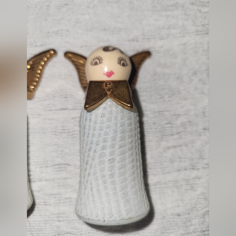 Vintage Angel salt and pepper shaker. - Picture 3 of 14